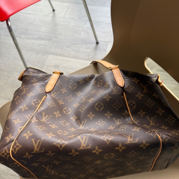 Louis Vuitton Totally MM Tote - Picture 8 of 10
